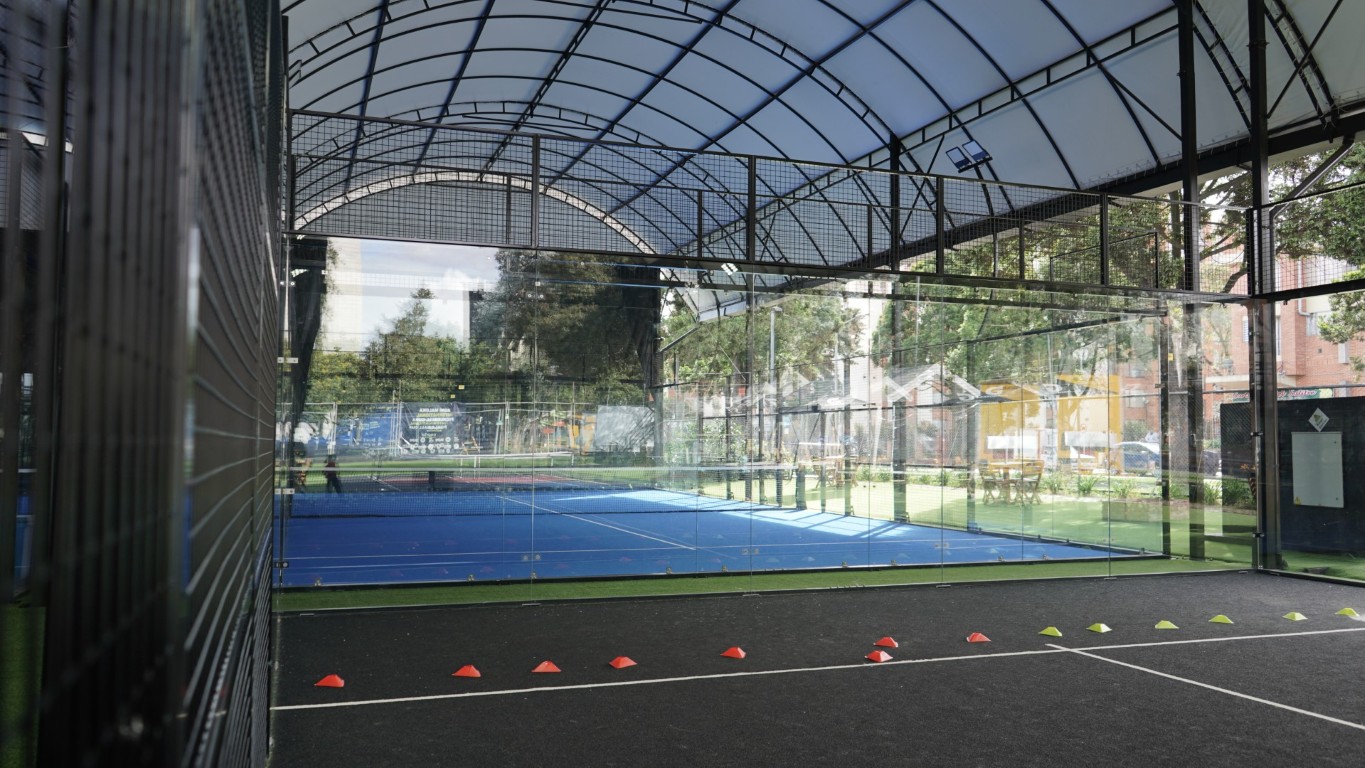 Canchas de pádel en Maloka para disfrutar de deporte y recreación.