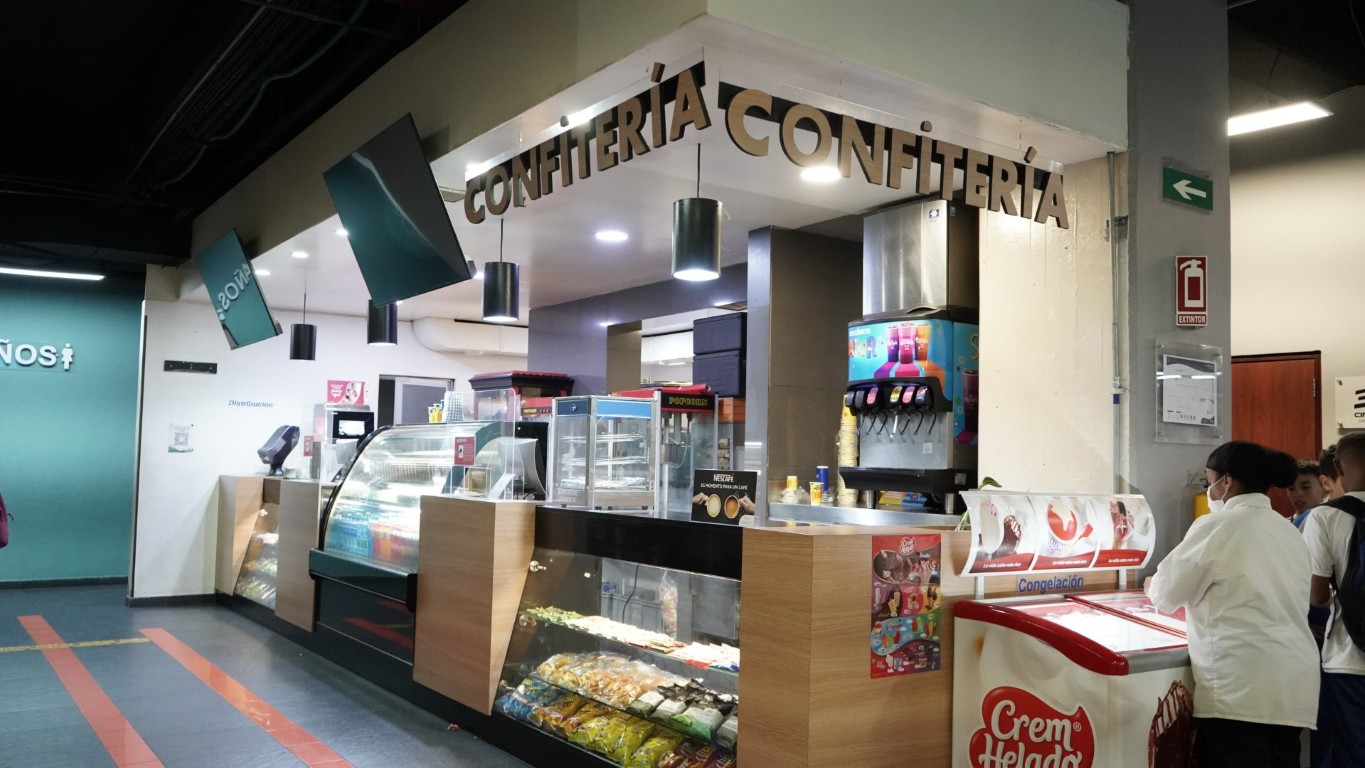 Confitería de Maloka con palomitas, golosinas y bebidas para disfrutar durante la visita.