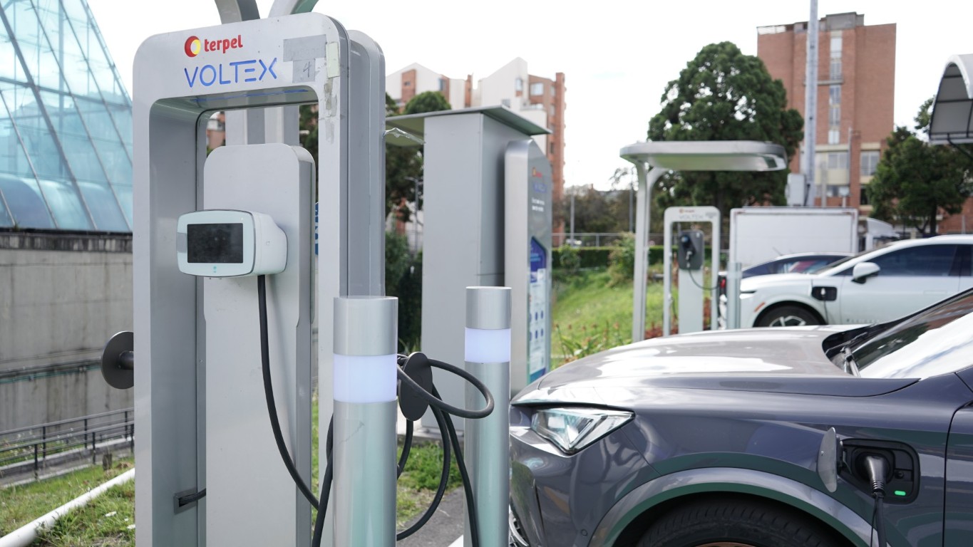 Estaciones de carga para autos eléctricos en Maloka Bogotá.