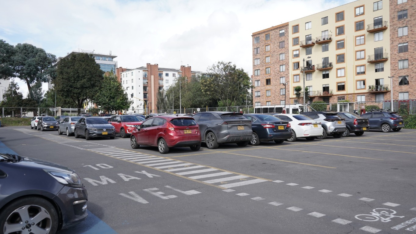 Parqueadero amplio en Maloka Bogotá para carros, motos y bicicletas.