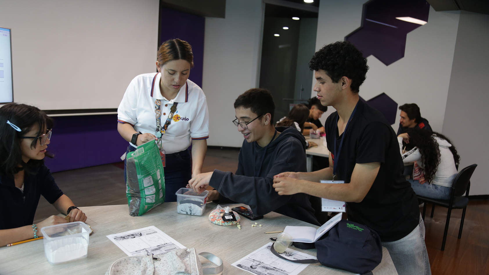 Jóvenes de Bogotá proponen soluciones para enfrentar los desafíos del agua y el cambio climático 4 c 1